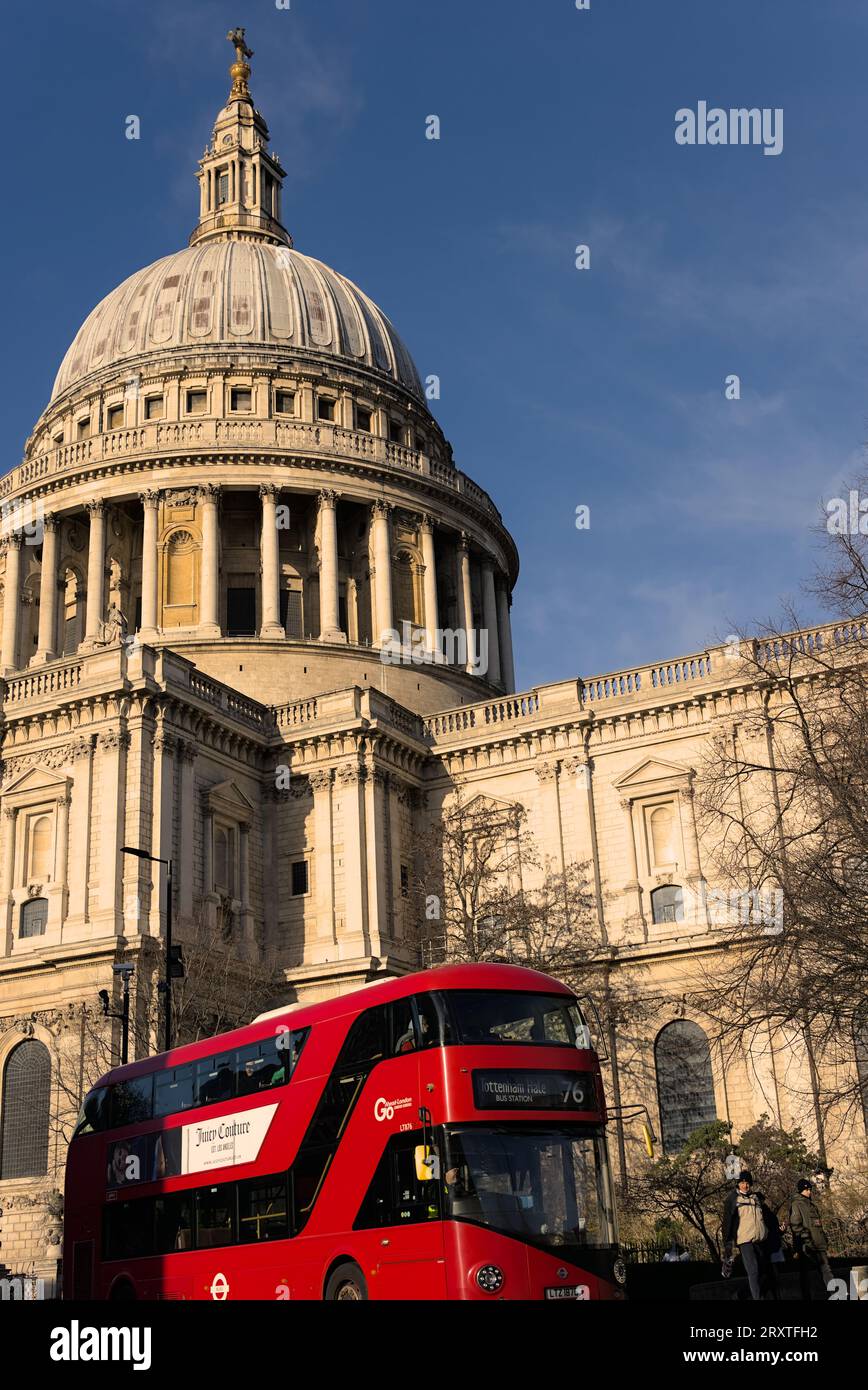 Londres, Royaume-Uni - janvier 15 2023 : un bus rouge à impériale passant par la cathédrale Saint-Paul de Londres en fin d'après-midi ensoleillée Banque D'Images