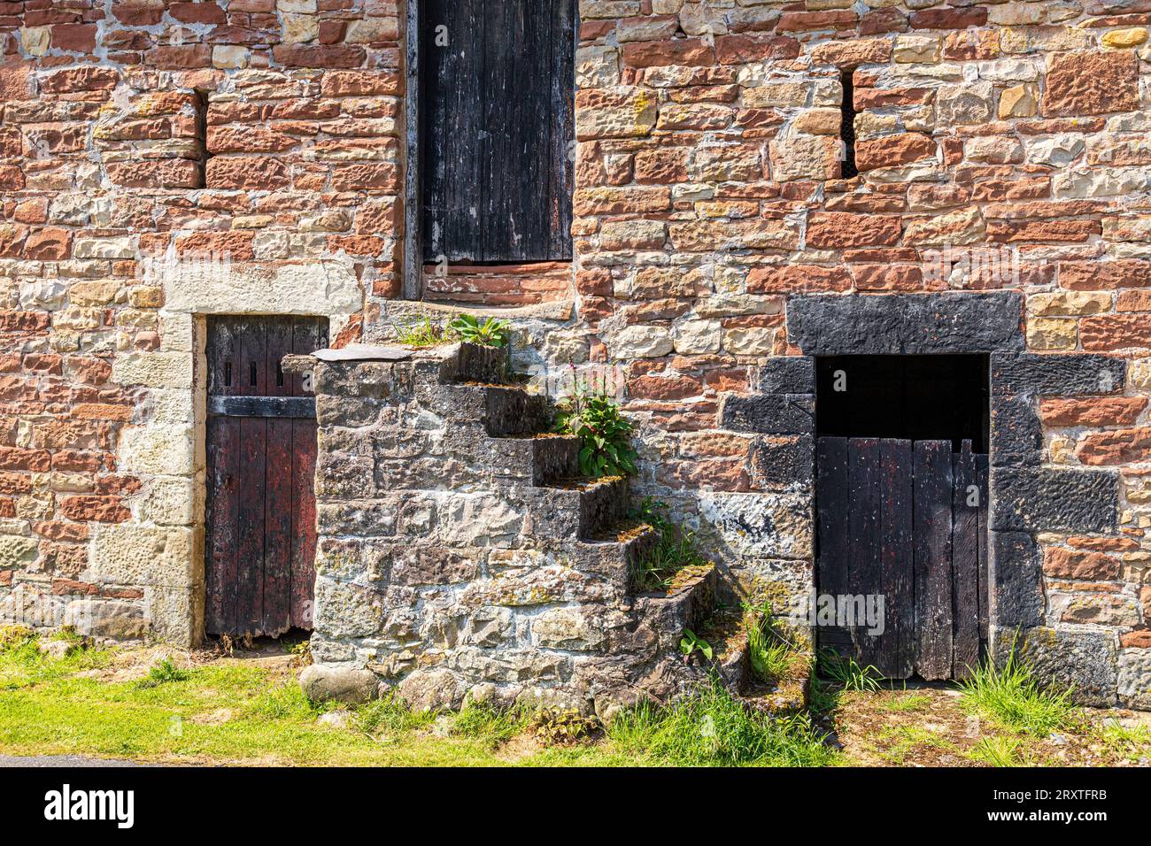 Marches et vieilles portes en bois sur une grange en pierre à Greenwell près du village de Castle Carrock, Cumbria, Angleterre Royaume-Uni Banque D'Images