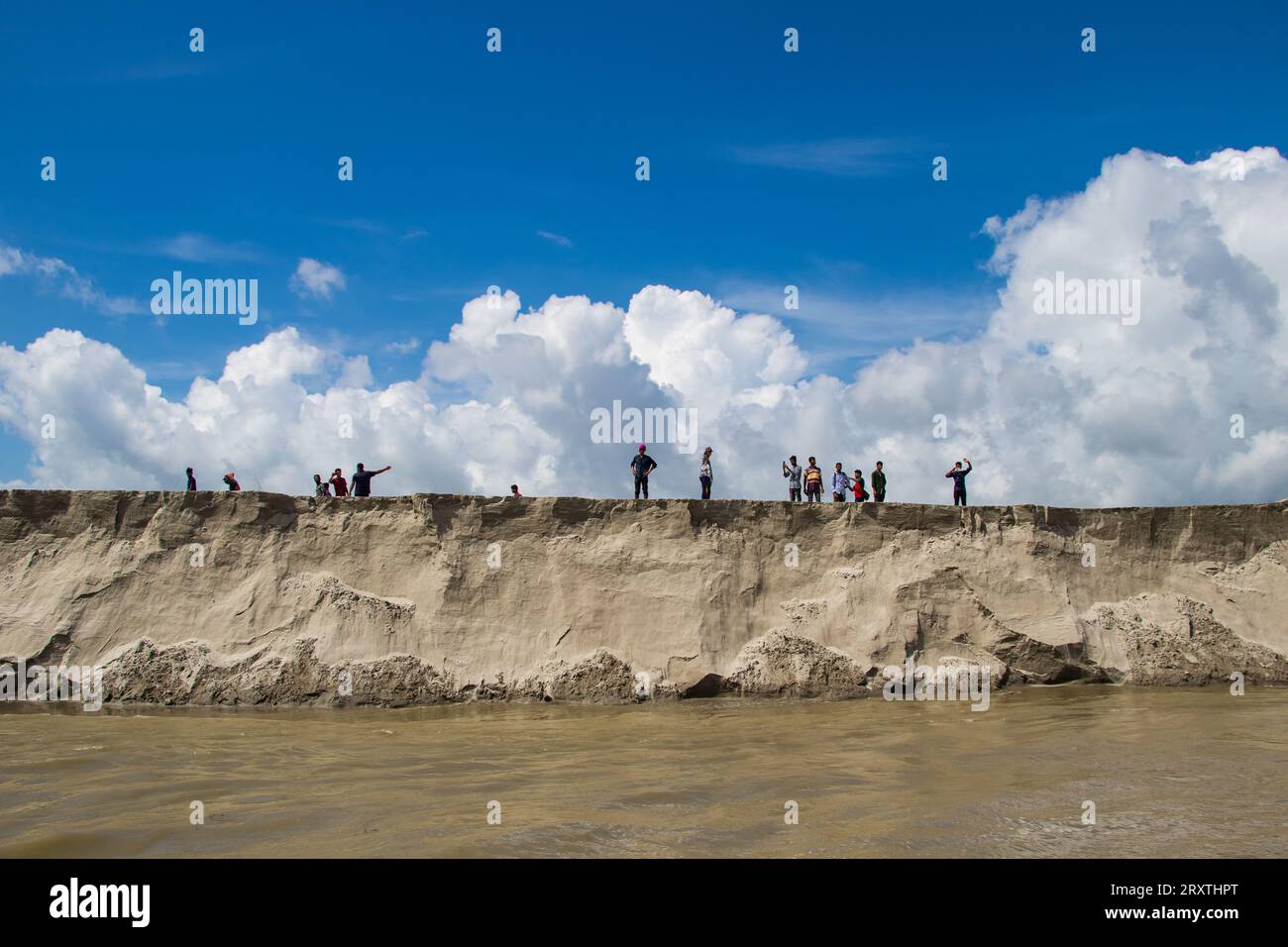 Photographie de l'érosion des berges de la rivière Padma cette image a été prise le 25 juillet 2022 à partir de la rivière Padma, Bnagladesh Banque D'Images