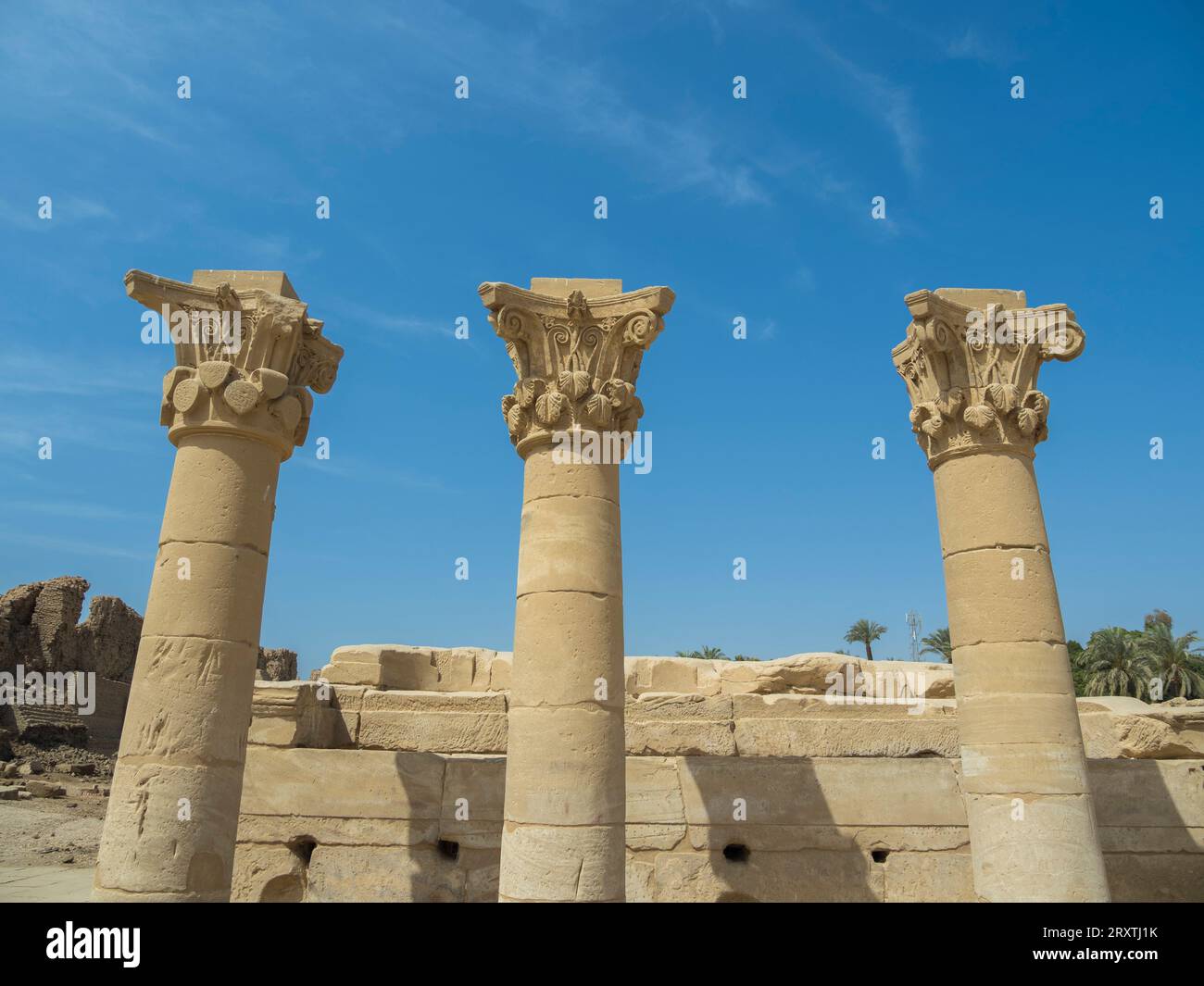 Porte de Domitien et Trajan, entrée nord du temple de Hathor, complexe du temple de Dendera, Dendera, Egypte, Afrique du Nord, Afrique Banque D'Images