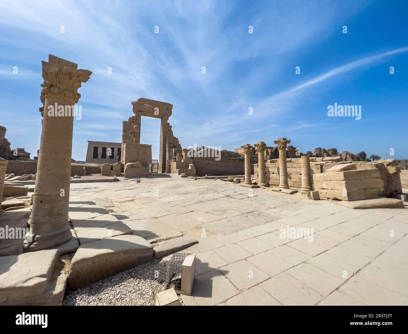 Porte de Domitien et Trajan, entrée nord du temple de Hathor, complexe du temple de Dendera, Dendera, Egypte, Afrique du Nord, Afrique Banque D'Images