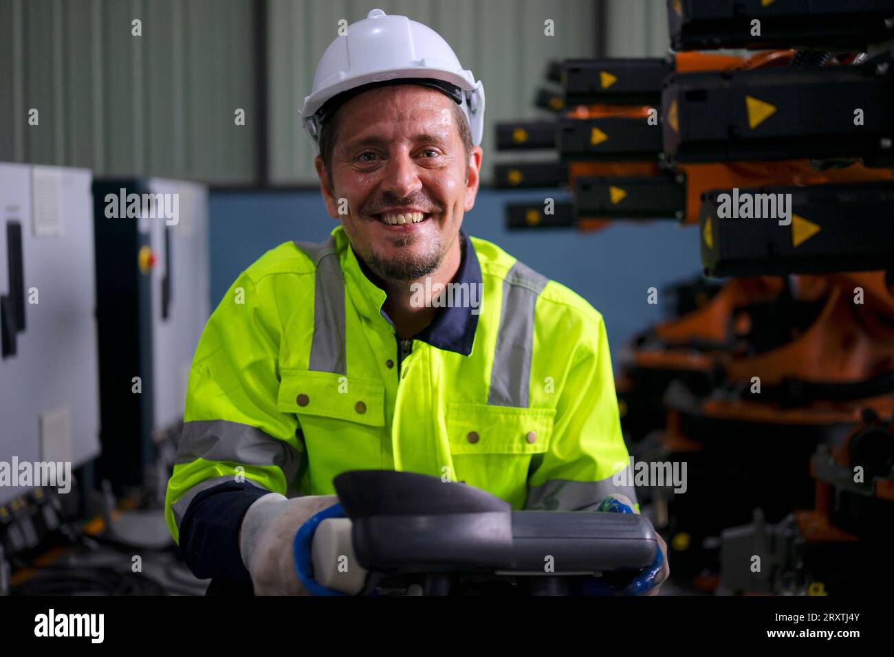 Un ingénieur travaille à l'usine de bras robotisés. Concept de technologie et d'ingénierie. Banque D'Images