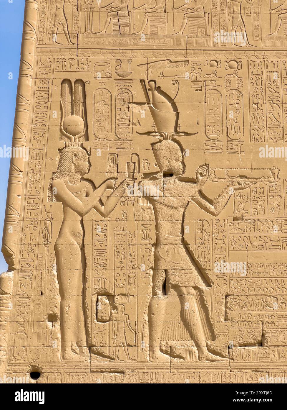 Reliefs de Cléopâtre VII et de son fils par Jules César, Césarion au complexe du temple de Dendera, Dendera, Égypte, Afrique du Nord, Afrique Banque D'Images