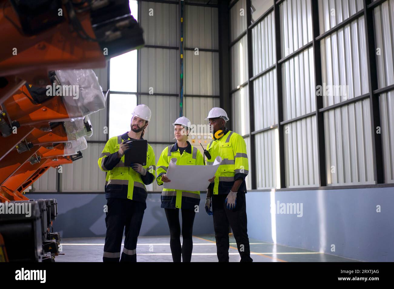 Un ingénieur travaille à l'usine de bras robotisés. Concept de technologie et d'ingénierie. Banque D'Images