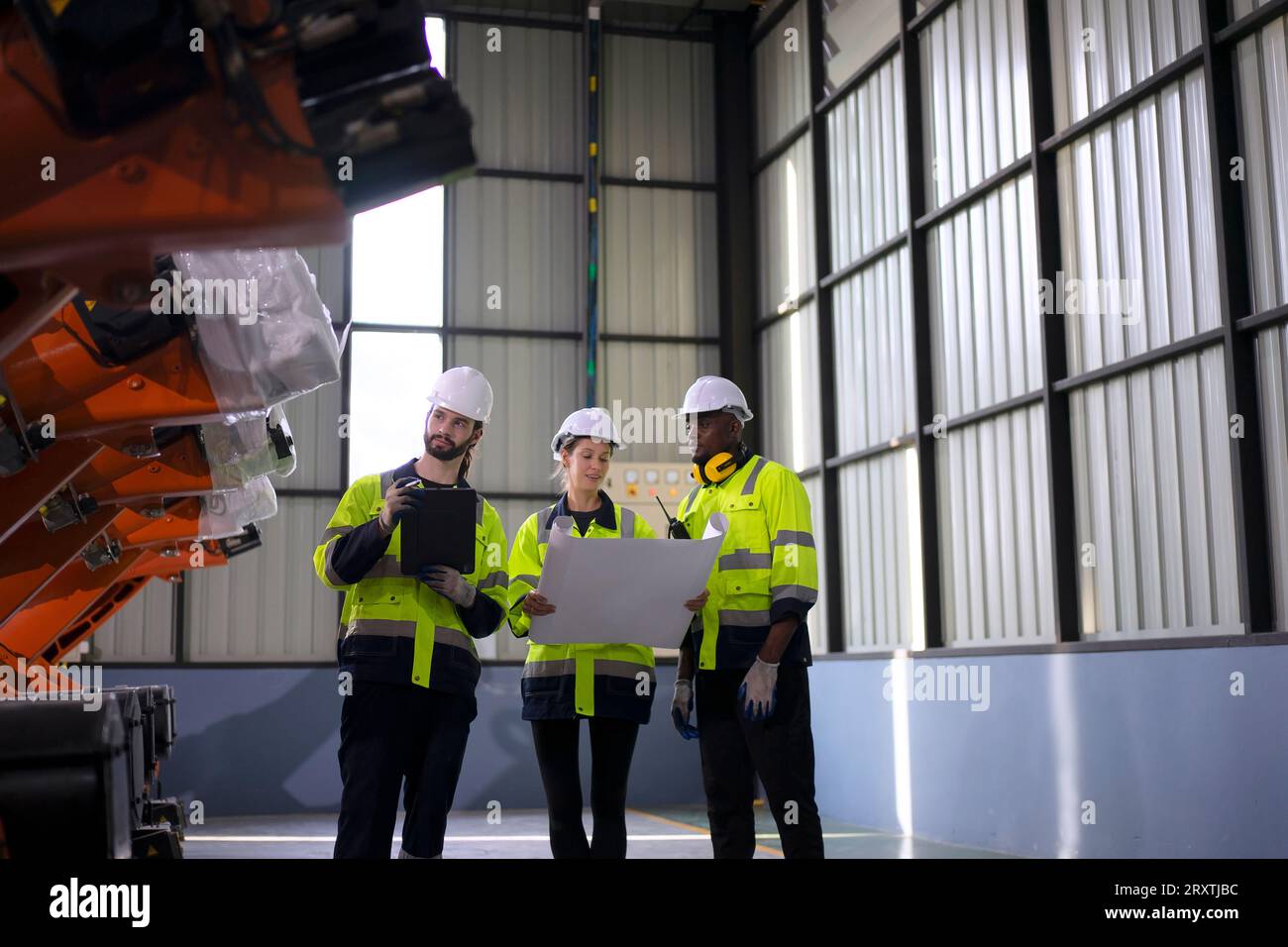 Un ingénieur travaille à l'usine de bras robotisés. Concept de technologie et d'ingénierie. Banque D'Images