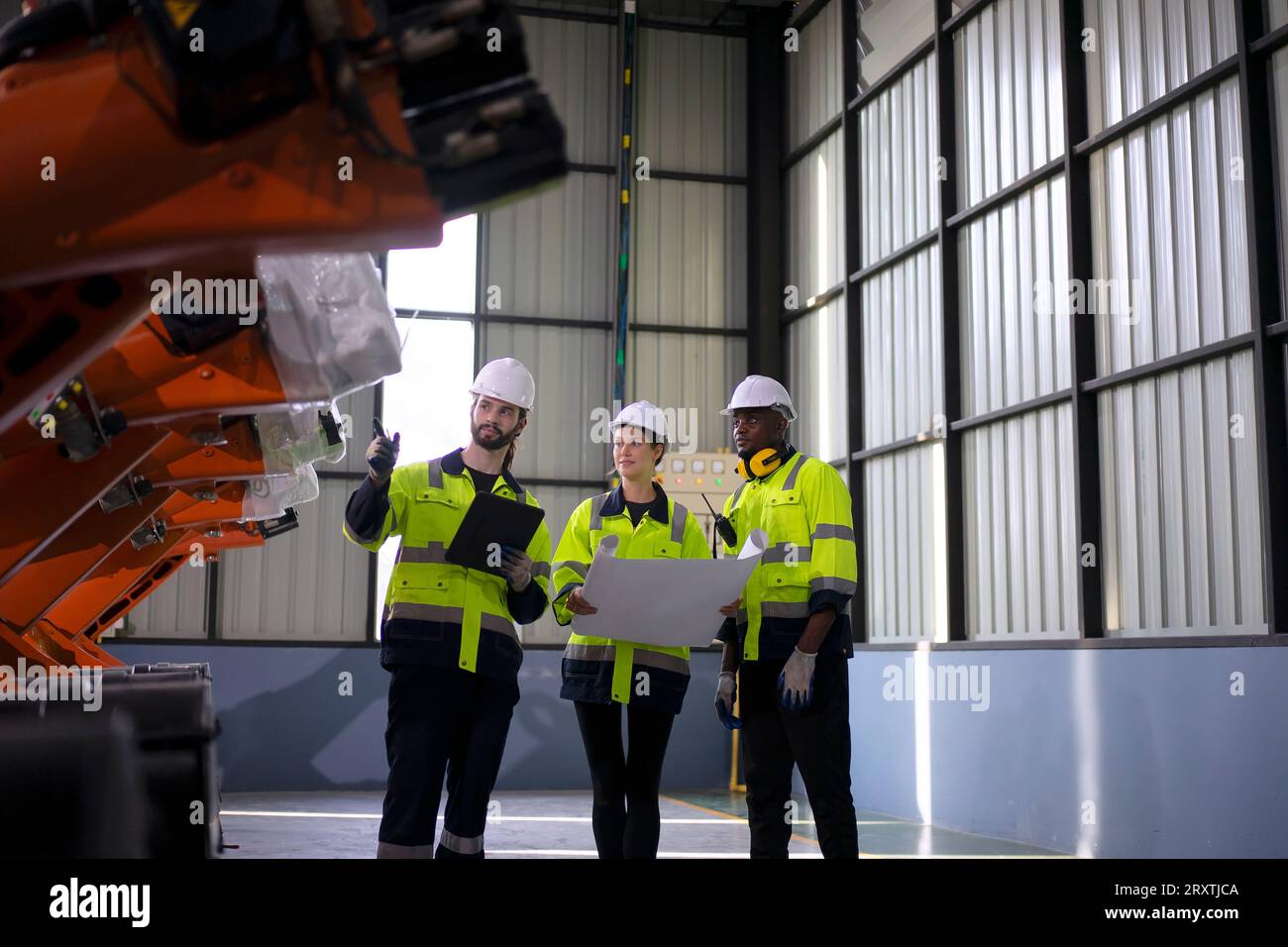 Un ingénieur travaille à l'usine de bras robotisés. Concept de technologie et d'ingénierie. Banque D'Images