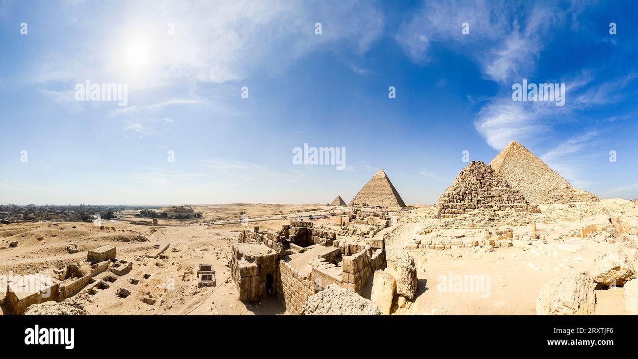 Vue panoramique sur le complexe de la Grande Pyramide de Gizeh, la plus ancienne des sept merveilles du monde, site classé au patrimoine mondial de l'UNESCO, Gizeh, le Caire Banque D'Images