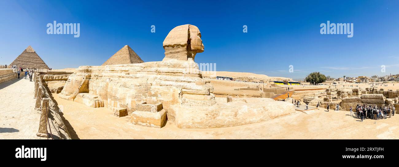 Vue panoramique sur le Sphinx et la Grande Pyramide de Gizeh, la plus ancienne des sept merveilles du monde, site du patrimoine mondial de l'UNESCO, Gizeh, le Caire Banque D'Images
