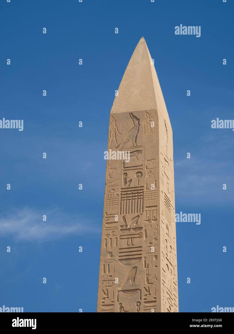 Obélisque de Thutmosis I, complexe du temple de Karnak, comprend un vaste mélange de temples, pylônes et chapelles, site du patrimoine mondial de l'UNESCO, près de Louxor, Thèbes Banque D'Images