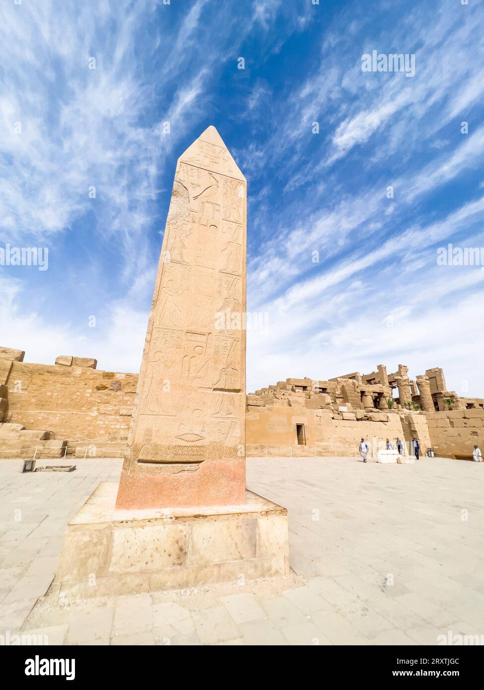 Obélisque, complexe du temple de Karnak, un vaste mélange de temples, pylônes et chapelles, site du patrimoine mondial de l'UNESCO, près de Louxor, Thèbes Banque D'Images