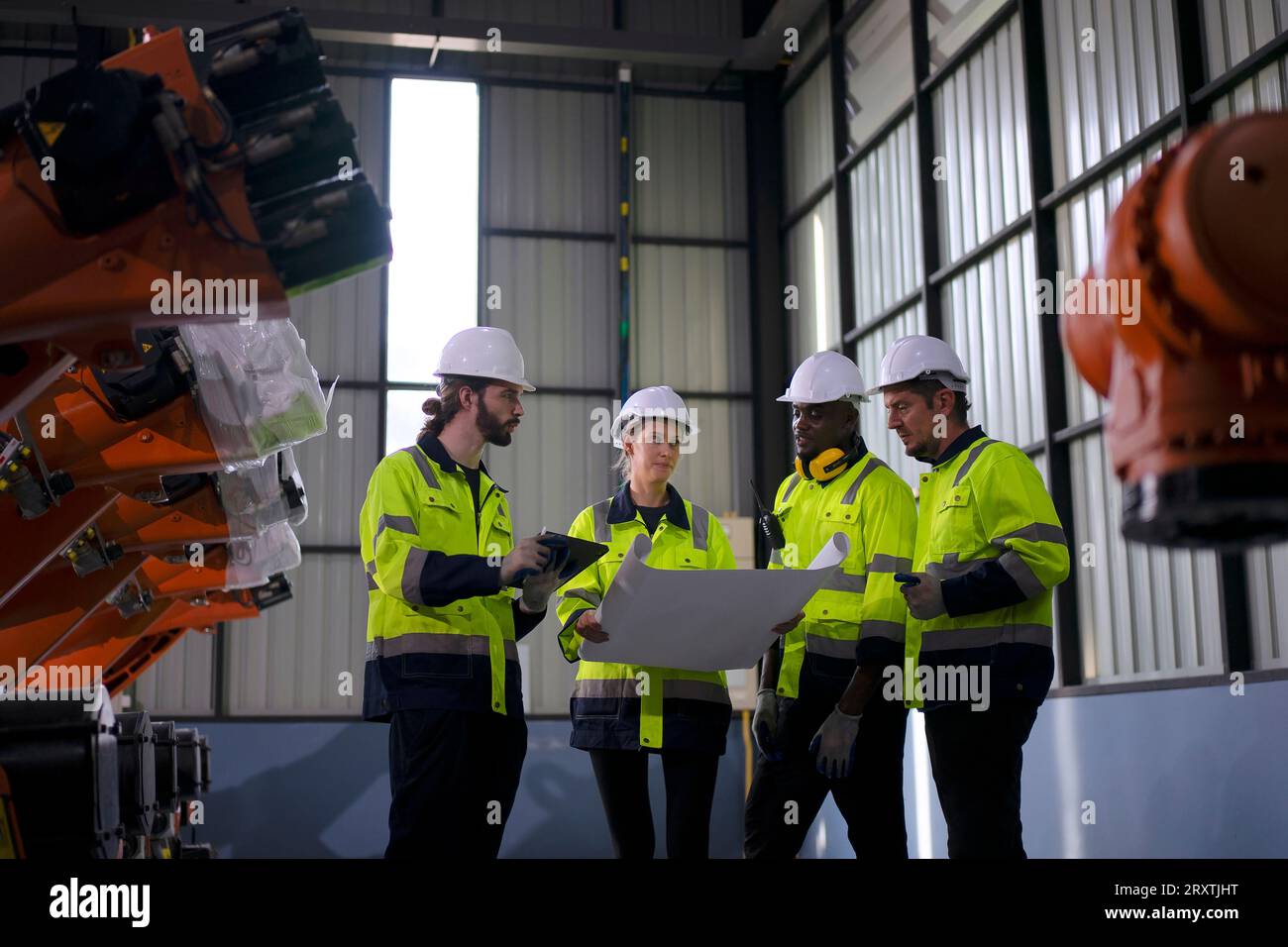 Un ingénieur travaille à l'usine de bras robotisés. Concept de technologie et d'ingénierie. Banque D'Images