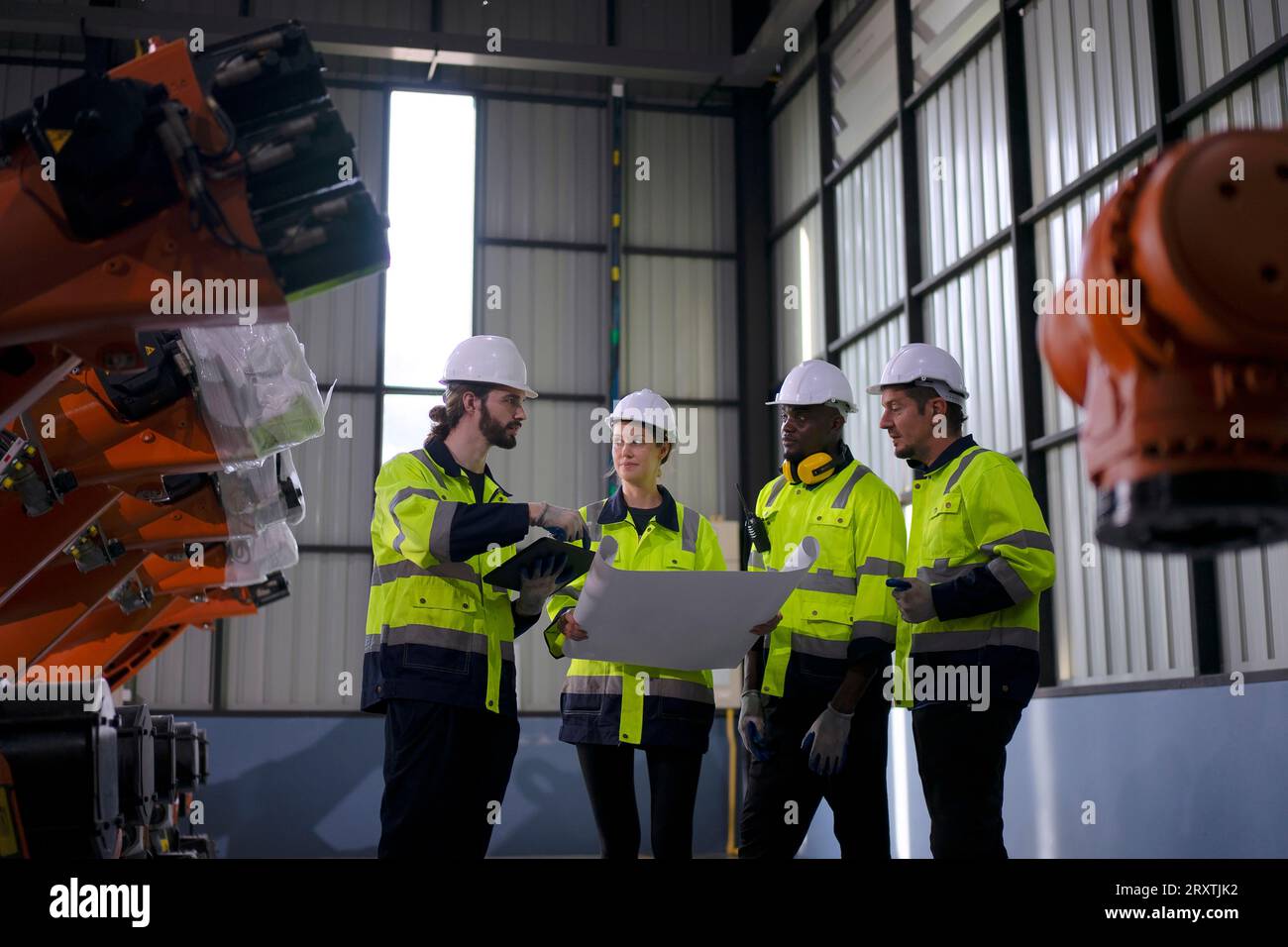 Un ingénieur travaille à l'usine de bras robotisés. Concept de technologie et d'ingénierie. Banque D'Images