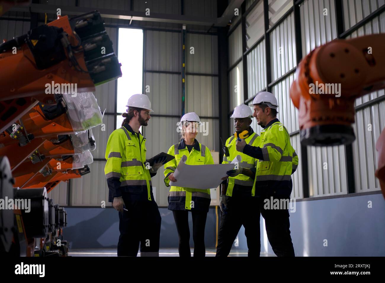 Un ingénieur travaille à l'usine de bras robotisés. Concept de technologie et d'ingénierie. Banque D'Images