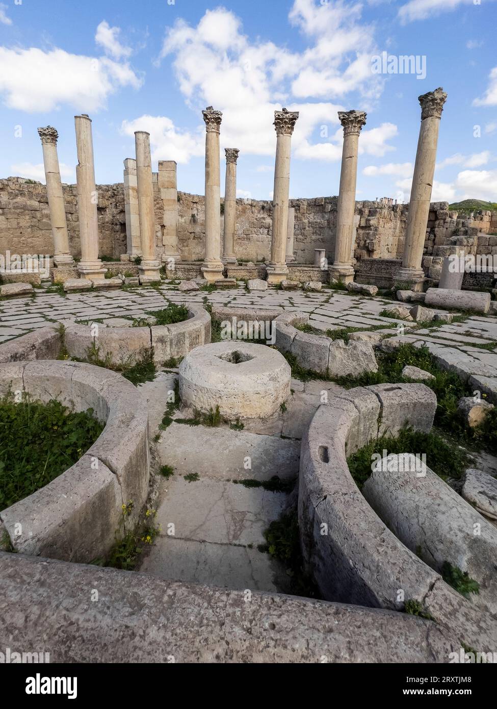 Colonnes dans l'ancienne ville de Jerash, qui aurait été fondée en 331 av. J.-C. par Alexandre le Grand, Jerash, Jordanie, Moyen-Orient Banque D'Images