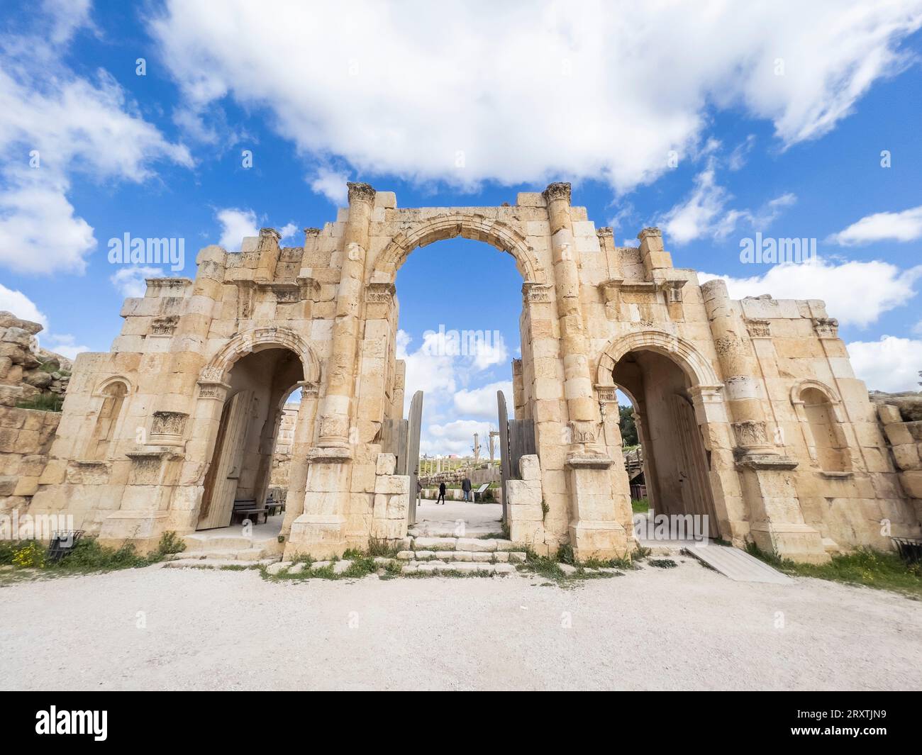 L'entrée intérieure de la place ovale, qui aurait été fondée en 331 av. J.-C. par Alexandre le Grand, Jerash, Jordanie, Moyen-Orient Banque D'Images