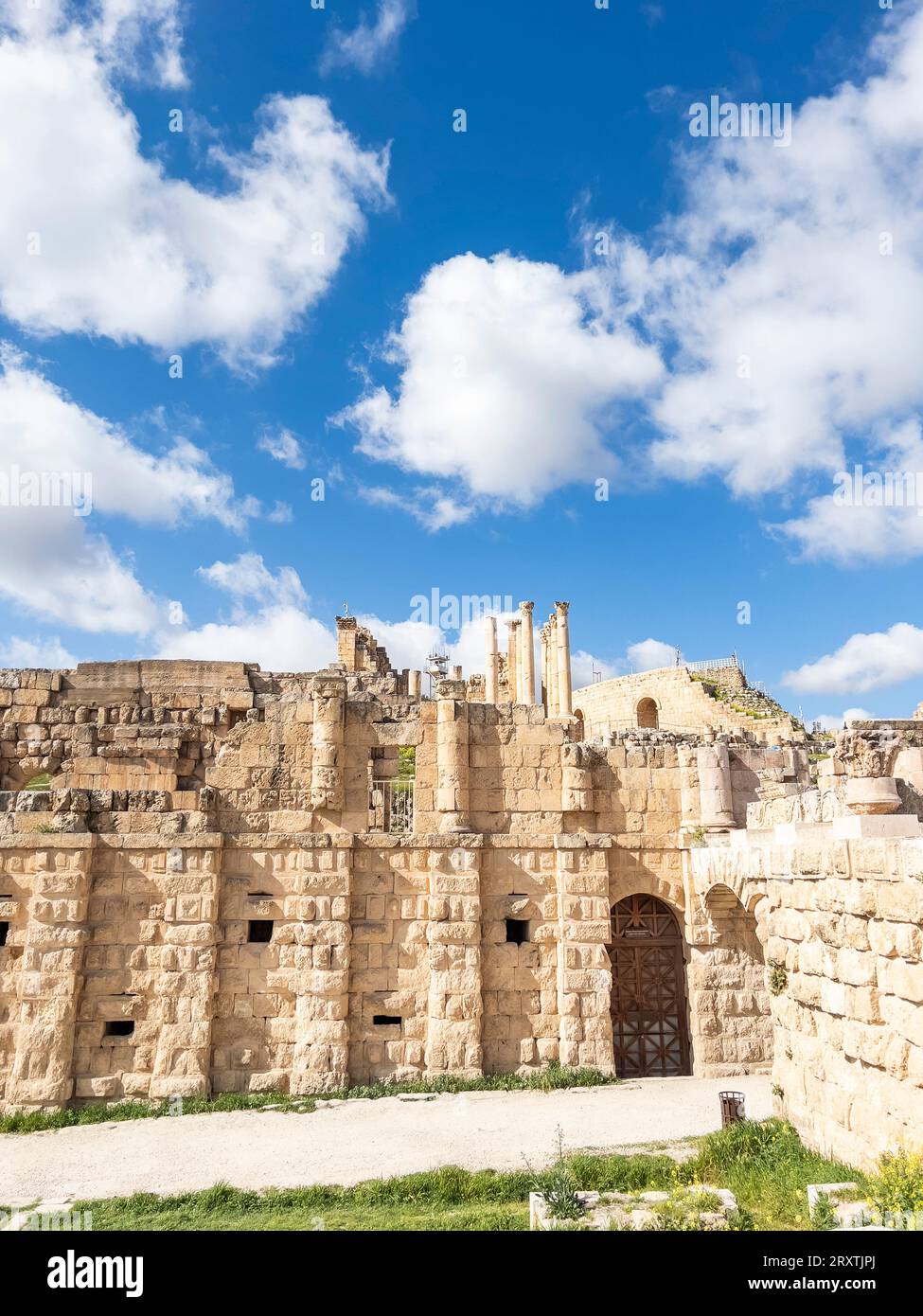 Ruines écroulées dans l'ancienne ville de Jerash, qui aurait été fondée en 331 av. J.-C. par Alexandre le Grand, Jerash, Jordanie, Moyen-Orient Banque D'Images