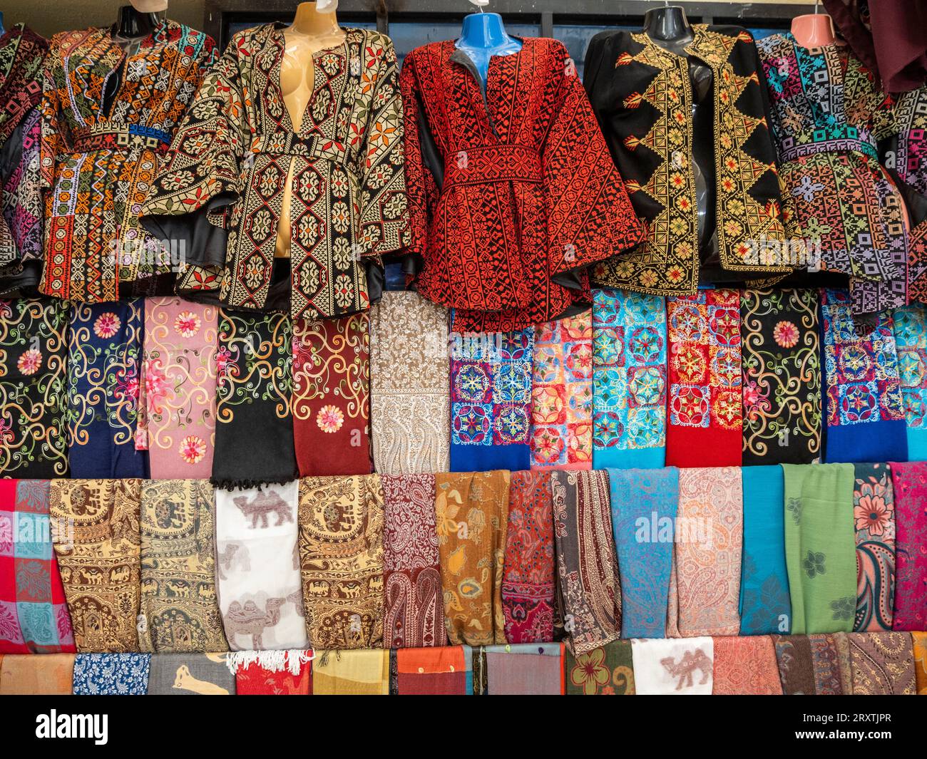 Vestes et tissu coloré à vendre dans la ville de Jerash, Jordanie, Moyen-Orient Banque D'Images