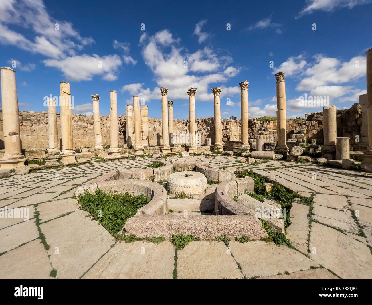 Colonnes dans l'ancienne ville de Jerash, qui aurait été fondée en 331 av. J.-C. par Alexandre le Grand, Jerash, Jordanie, Moyen-Orient Banque D'Images