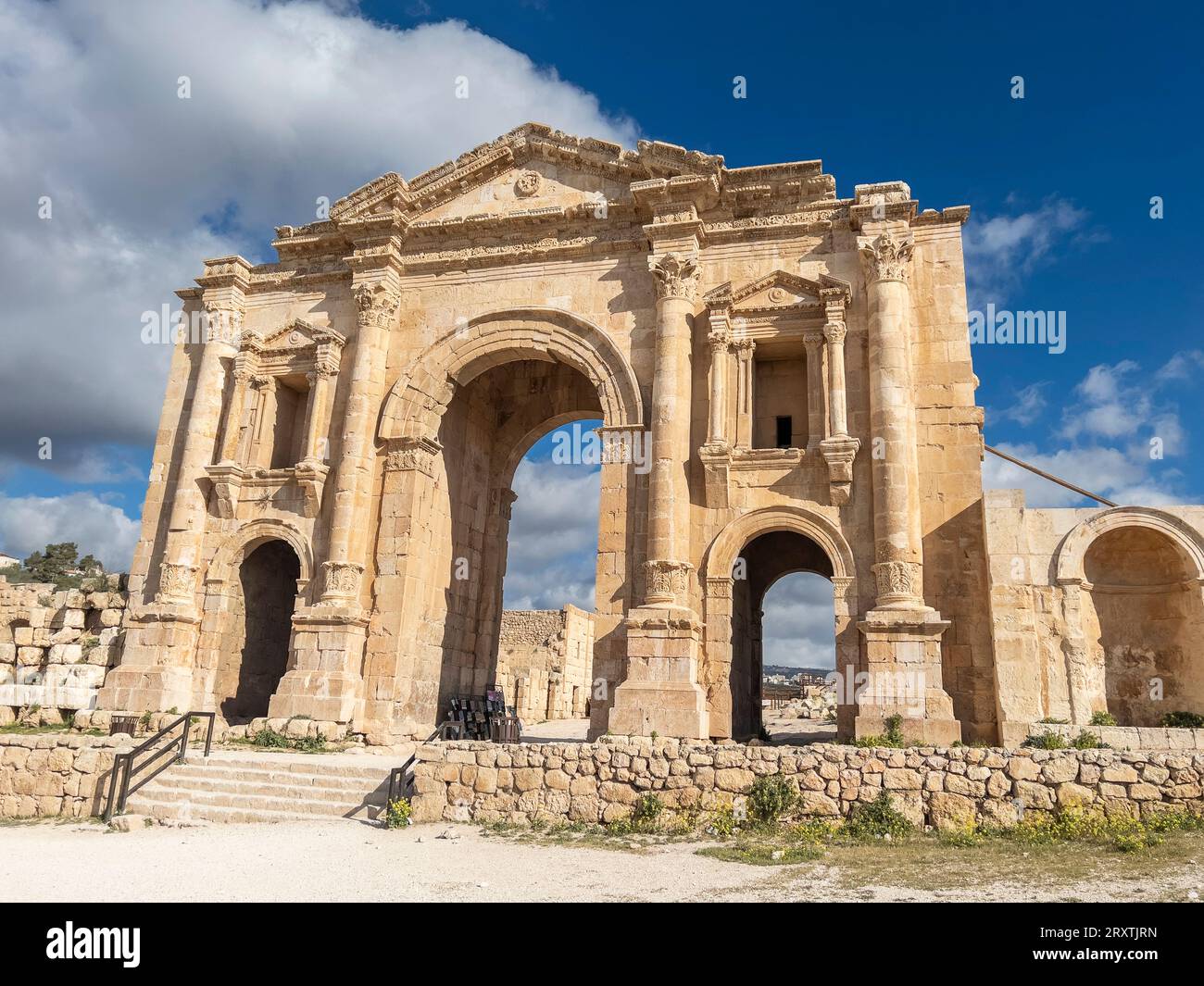 L'Arc d'Hadrien à Jerash, qui aurait été fondée en 331 av. J.-C. par Alexandre le Grand, Jerash, Jordanie, Moyen-Orient Banque D'Images