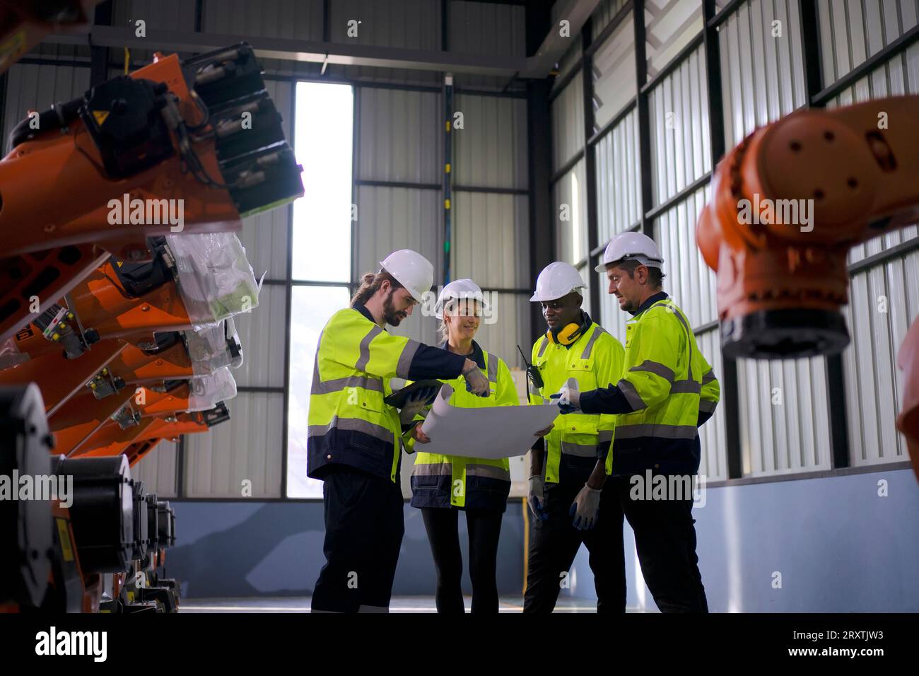Un ingénieur travaille à l'usine de bras robotisés. Concept de technologie et d'ingénierie. Banque D'Images