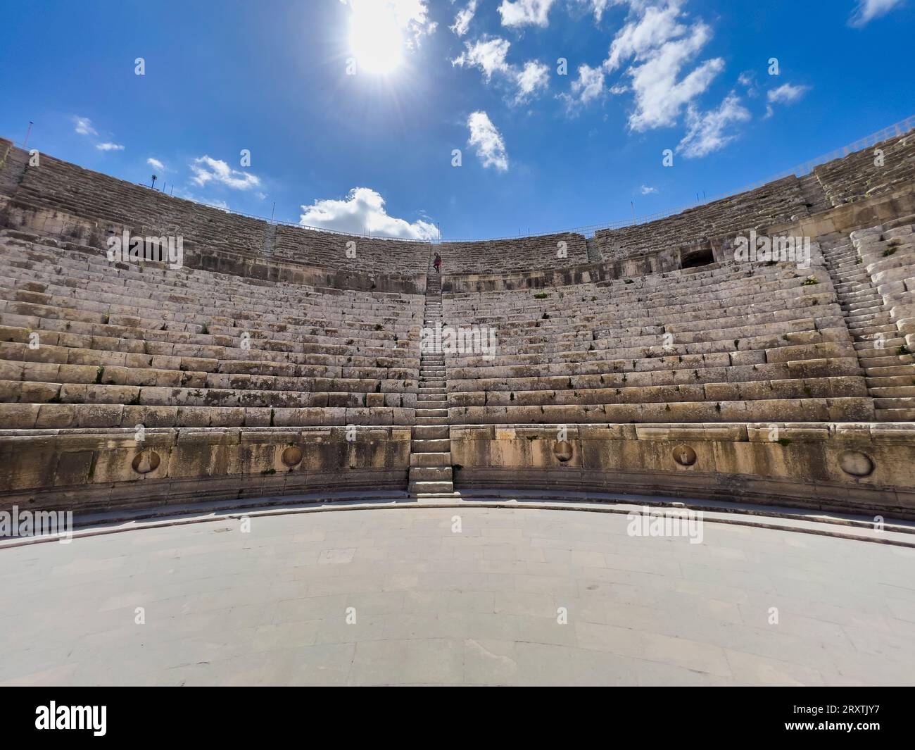 Le grand théâtre du Nord dans l'ancienne ville de Jerash, censé être fondé en 331 avant J.-C. par Alexandre le Grand, Jerash, Jordanie, Moyen-Orient Banque D'Images