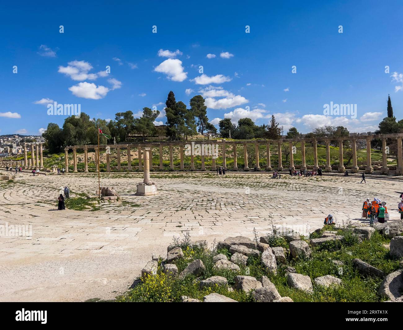 Le Forum ovale et Cardo Maximus dans l'ancienne ville de Jerash, qui aurait été fondée en 331 av. J.-C. par Alexandre le Grand, Jerash, Jordanie, Moyen-Orient Banque D'Images