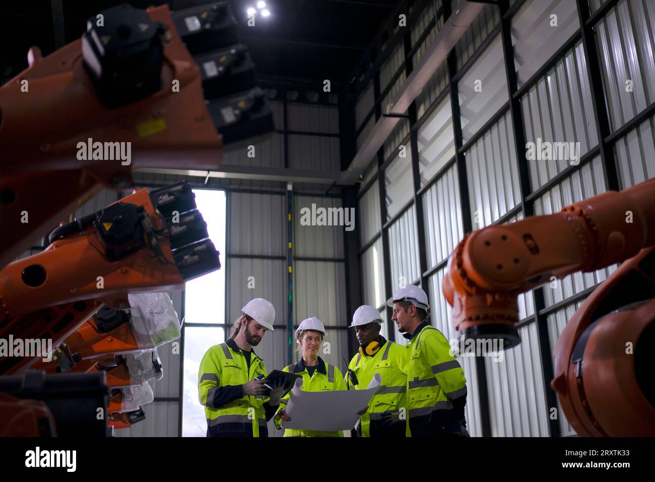 Un ingénieur travaille à l'usine de bras robotisés. Concept de technologie et d'ingénierie. Banque D'Images