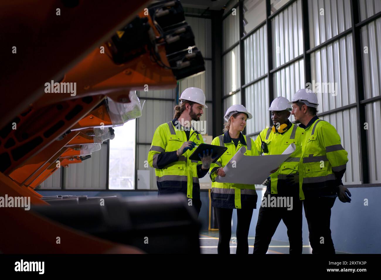 Un ingénieur travaille à l'usine de bras robotisés. Concept de technologie et d'ingénierie. Banque D'Images