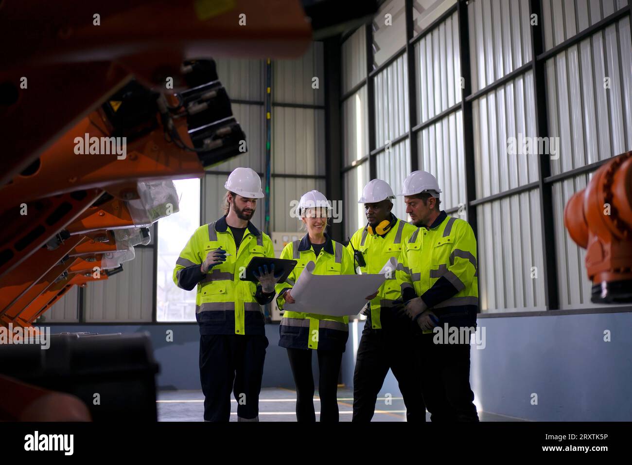 Un ingénieur travaille à l'usine de bras robotisés. Concept de technologie et d'ingénierie. Banque D'Images