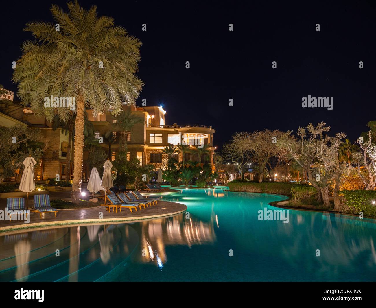 Nuit au Kempinski Hotel Ishtar, un complexe cinq étoiles de luxe au bord de la mer Morte inspiré des jardins suspendus de Babylone, Jordanie, Moyen-Orient Banque D'Images