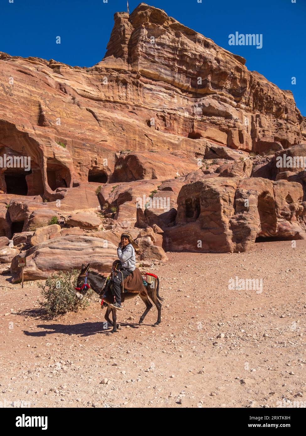 Âne et cavalier, Parc archéologique de Petra, site du patrimoine mondial de l'UNESCO, l'une des sept nouvelles merveilles du monde, Pétra, Jordanie, Moyen-Orient Banque D'Images