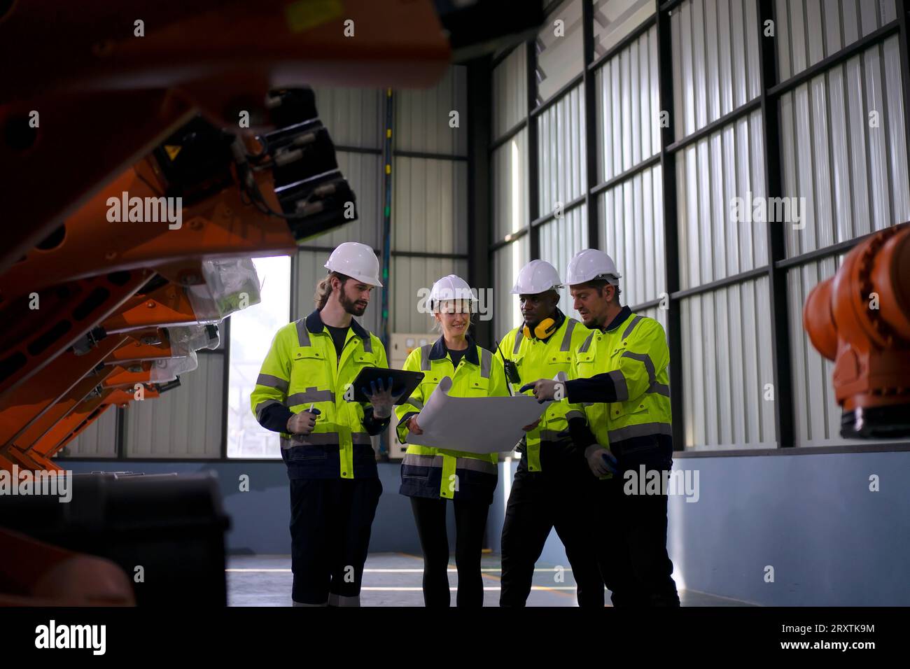 Un ingénieur travaille à l'usine de bras robotisés. Concept de technologie et d'ingénierie. Banque D'Images