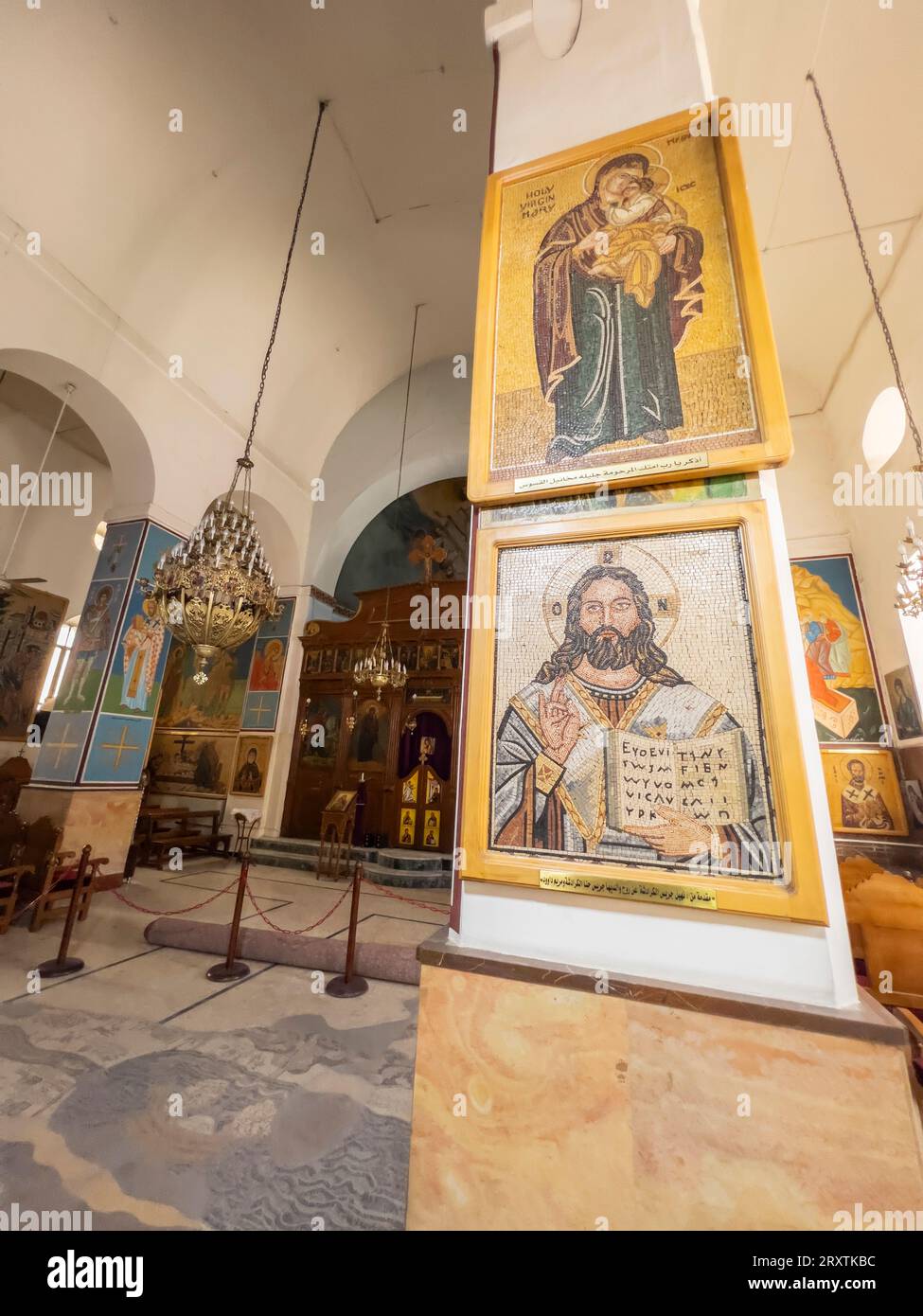 Vue intérieure de l'église byzantine primitive de Saint George à Madaba, Jordanie, Moyen-Orient Banque D'Images