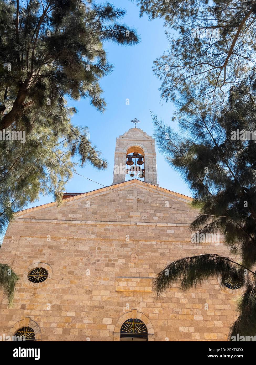 Vue extérieure de l'église byzantine primitive de Saint George à Madaba, Jordanie, Moyen-Orient Banque D'Images