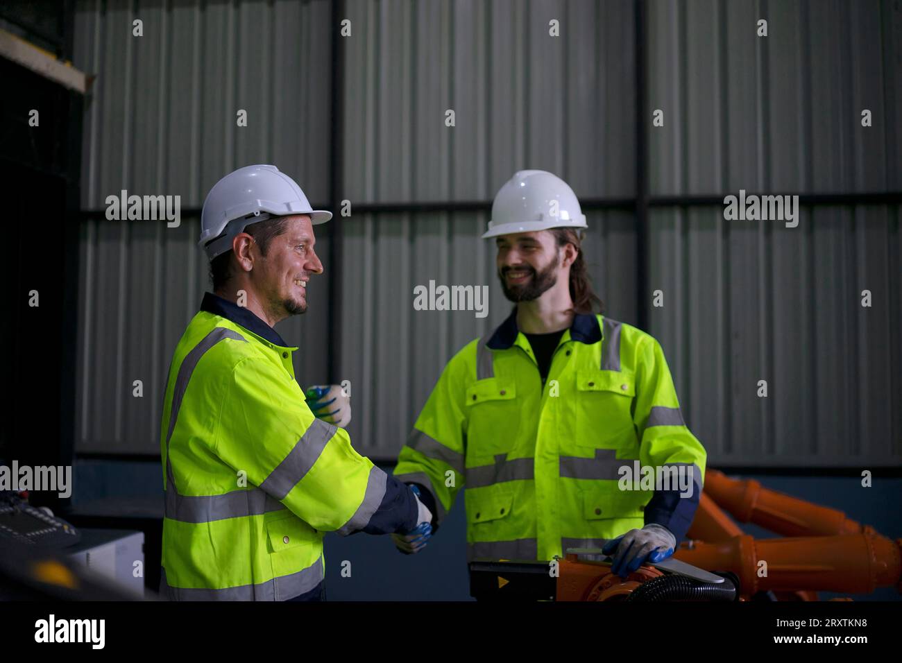 Un ingénieur travaille à l'usine de bras robotisés. Concept de technologie et d'ingénierie. Banque D'Images
