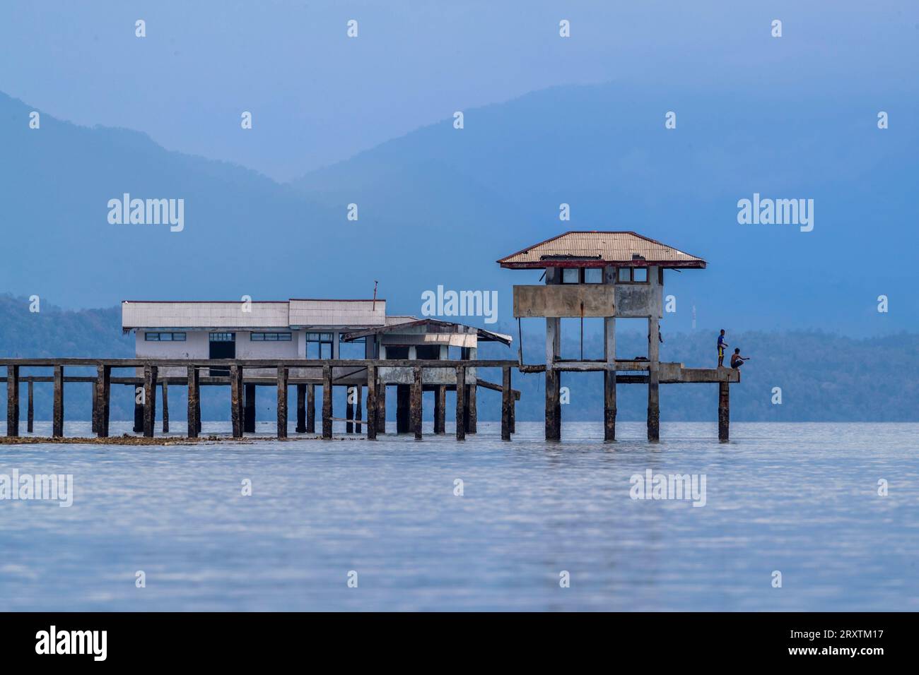 Jeunes hommes pêchant dans un bâtiment local sur l'île de Bangka, au large de la pointe nord-est de Sulawesi, Indonésie, Asie du Sud-est, Asie Banque D'Images