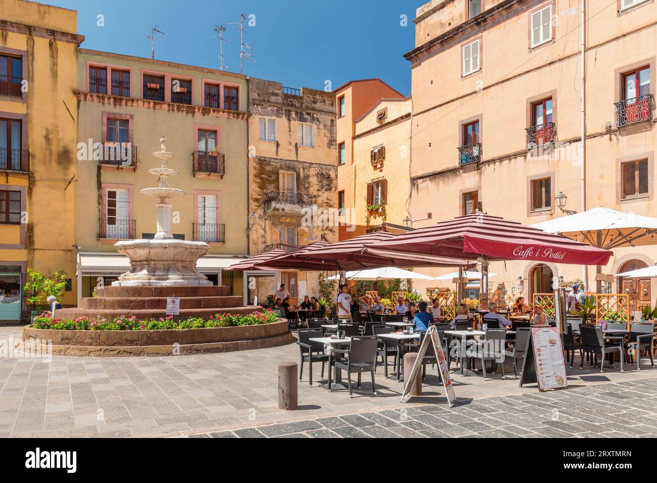 Café de rue dans la vieille ville de Bosa, Oristano district, Sardaigne, Italie, Méditerranée, Europe Banque D'Images