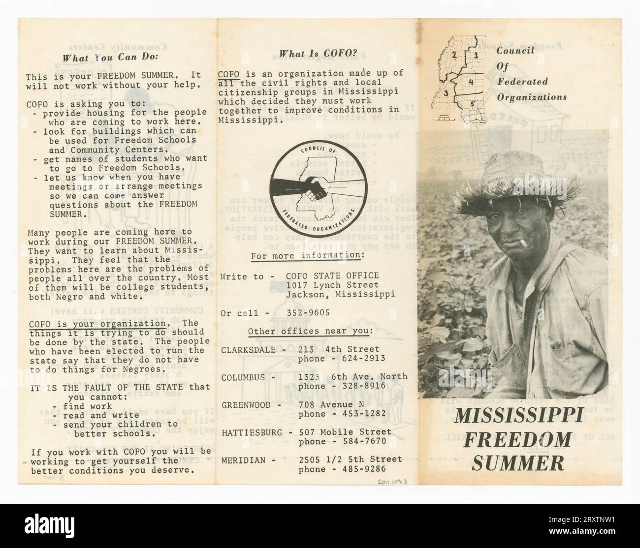 Dépliant pour Mississippi Freedom Summer. Le dépliant est divisé en cinq rubriques : « écoles de liberté » ; « Inscription des électeurs » ; « centres communautaires » ; « que pouvez-vous faire » ; & « Qu'est-ce que le COFO ? » Banque D'Images