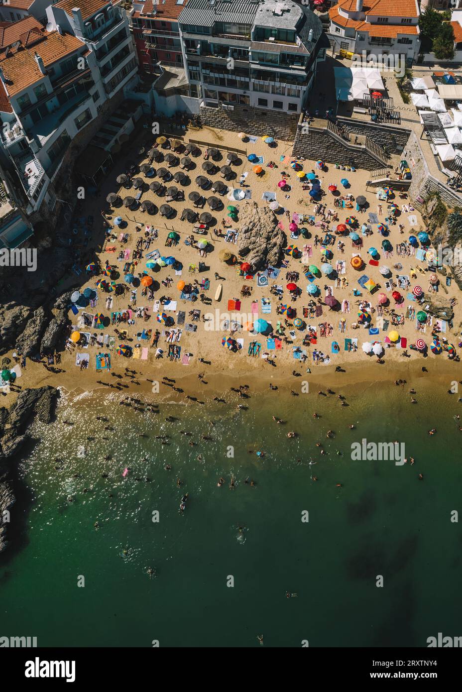 Vue verticale de haut en bas de la plage Rainha par une journée ensoleillée d'été, Cascais, Portugal, Europe Banque D'Images