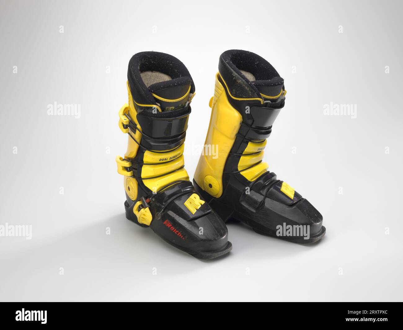 Chaussures de ski portées par Seba Johnson ca. 1988 Banque D'Images Chaussures de ski portées par Seba Johnson ca. 1988 Banque D'Images