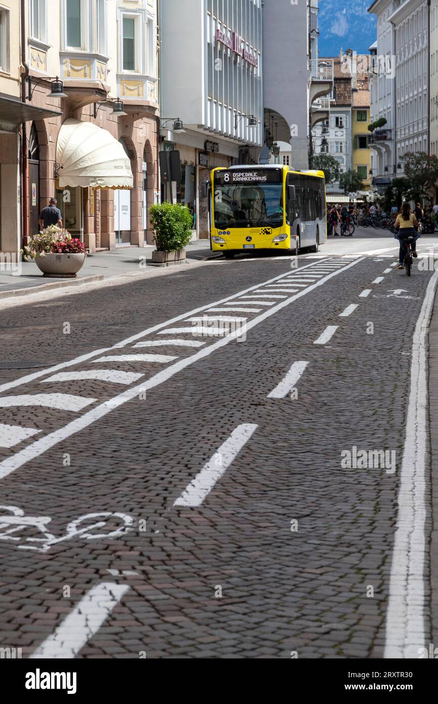 Piste cyclable et transports publics à Bozen, Sudtirol (Tyrol du Sud), district de Bolzano, Italie, Europe Banque D'Images