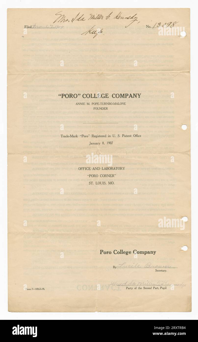 Contrat pour la Poro College Company concernant l'instruction de traiter le cuir chevelu et les cheveux. Quatorze (14) conditions sont incluses dans le contrat concernant l'utilisation correcte de la méthode d'enseignement Poro, le coût de suivre le cours, le partage de la méthode d'enseignement, et la création d'une agence Poro dans la ville de l'élève après l'obtention du diplôme. La dernière page du contrat est signée par Lucille Brown en sa qualité de mandataire et M. Elder Brown, de Weir (Mississippi), a témoigné, ainsi qu'une signature illisible d'Ackerman (Mississippi). Mme Ida Miller C. Kennedy a signé comme élève. T Banque D'Images