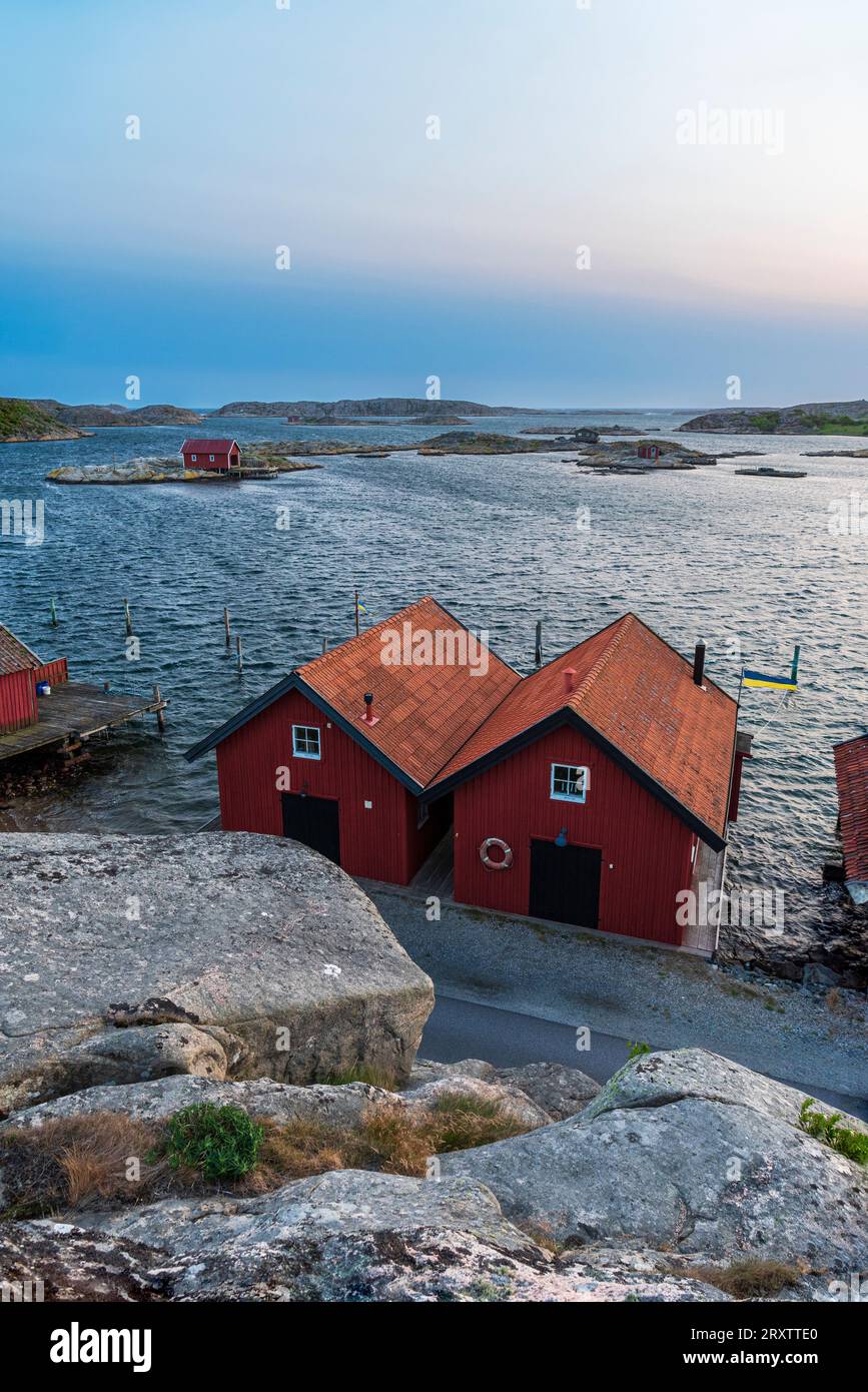 Maisons en bois sur la côte rocheuse au crépuscule, Bohuslan, Vastra Gotaland, Suède, Scandinavie, Europe Banque D'Images