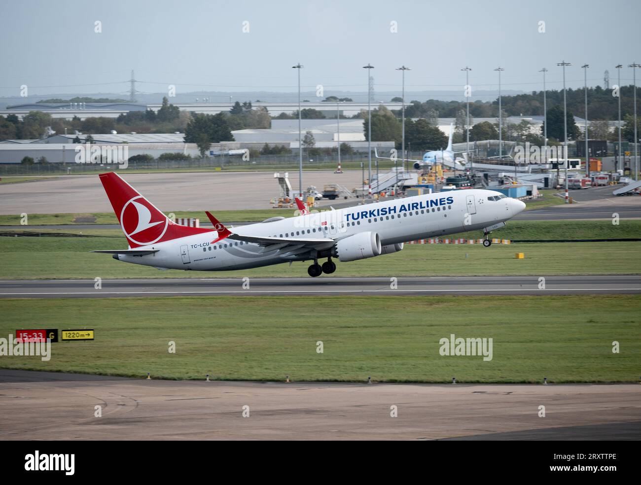 Décollage d'un Boeing 737 MAX 8 de Turkish Airlines à l'aéroport de Birmingham, Royaume-Uni (TC-LCU) Banque D'Images