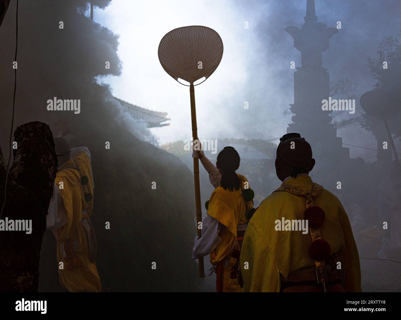 Fête du feu en automne montrant des moines bouddhistes en fumée à Koyasan, préfecture de Wakayama, Honshu, Japon, Asie Banque D'Images