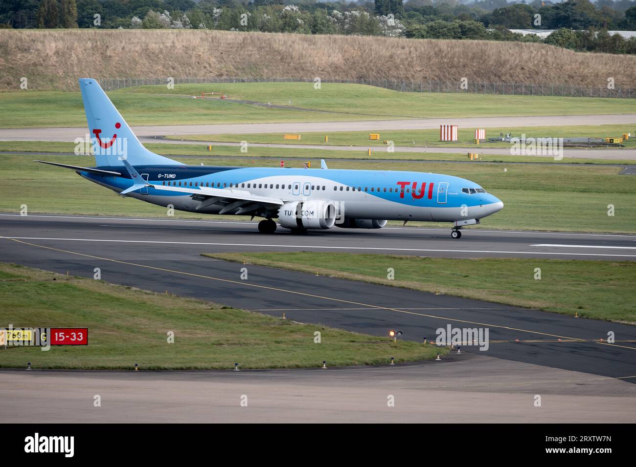 TUI Boeing 737 MAX 8 atterrissant à l'aéroport de Birmingham, Royaume-Uni Banque D'Images