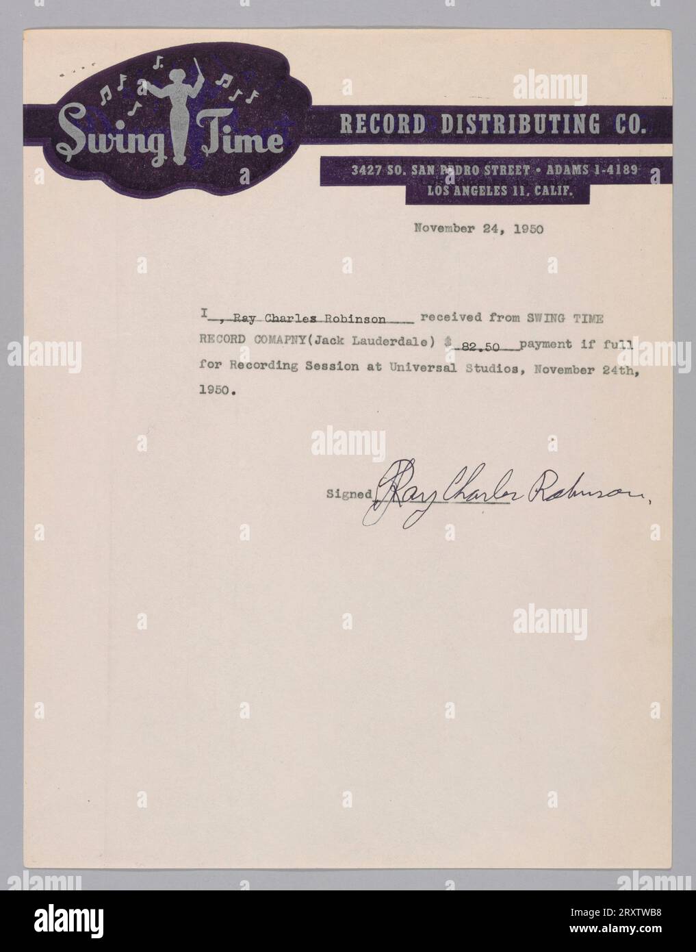 Reçu de paiement signé par Ray Charles, chanteur au début de sa carrière alors qu'il n'avait que 20 ans. Le reçu indique que Ray Charles Robinson a reçu de Swing Time Record Company un paiement de 82,50 $ pour une session d'enregistrement à Universal Studios le 24 novembre 1950. Charles rejoint Swing Time Records et sous son propre nom Ray Charles pour éviter d'être confondu avec le boxeur Sugar Ray Robinson) enregistre deux autres hits R&B, Baby, Let Me Hold Your Hand (#5) en 1951 et Kissa Me Baby (#8) en 1952. L'année suivante, Swing Time se sépare et Ahmet Erteg¿n le signe chez Atlantic Records. Banque D'Images