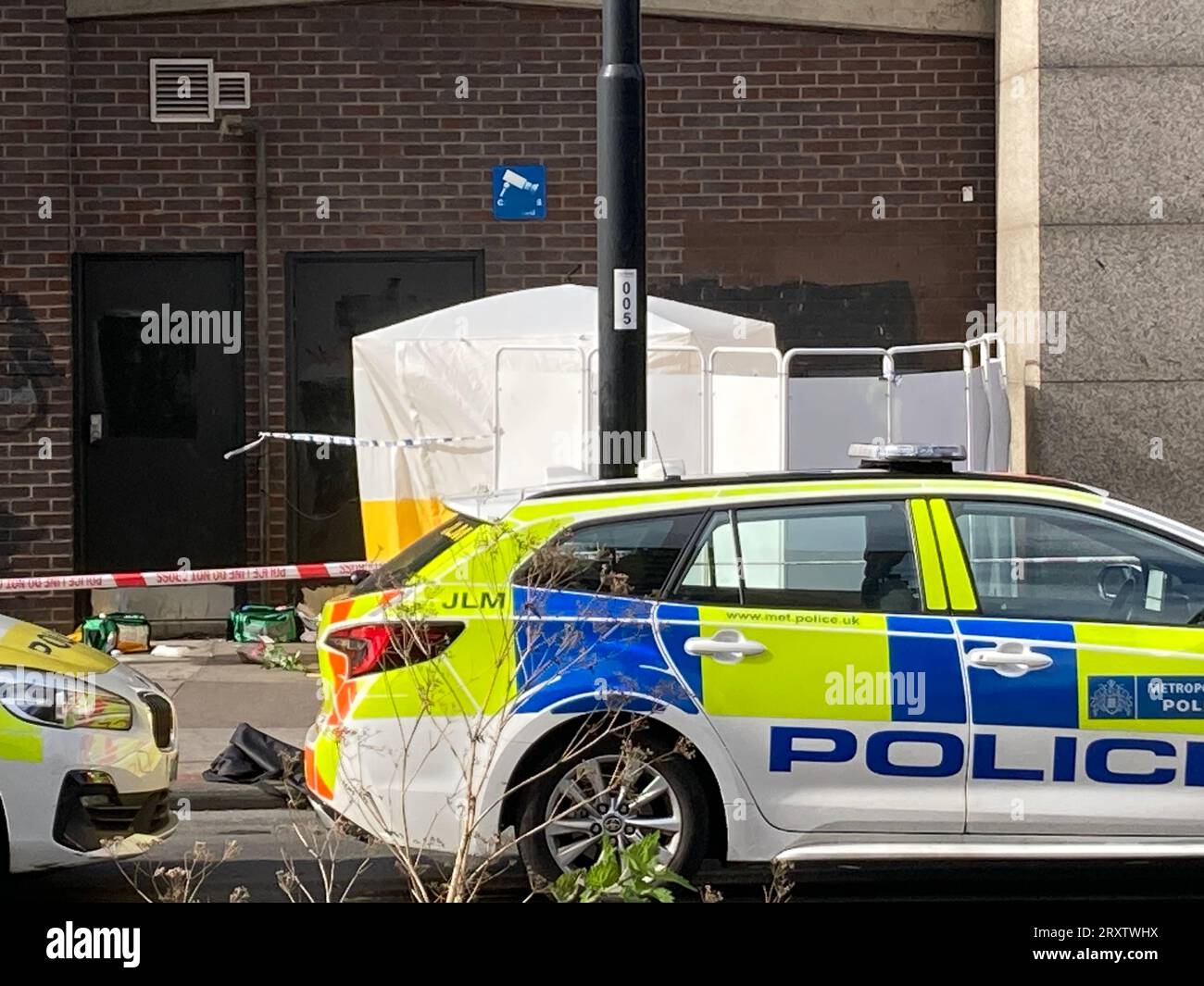 Les services d'urgence sur les lieux près du centre commercial Whitgift à Croydon, au sud de Londres, après qu'une fillette de 15 ans ait été poignardée à mort mercredi matin. La police a été appelée à 8h30 pour signaler un coup de couteau sur Wellesley Road. La fille est morte sur les lieux 40 minutes plus tard. Date de la photo : mercredi 27 septembre 2023. Banque D'Images