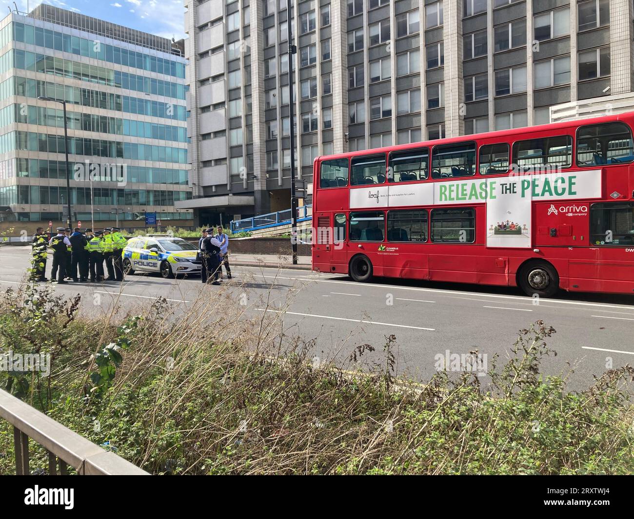 Les services d'urgence sur les lieux près du centre commercial Whitgift à Croydon, au sud de Londres, après qu'une fillette de 15 ans ait été poignardée à mort mercredi matin. La police a été appelée à 8h30 pour signaler un coup de couteau sur Wellesley Road. La fille est morte sur les lieux 40 minutes plus tard. Date de la photo : mercredi 27 septembre 2023. Banque D'Images