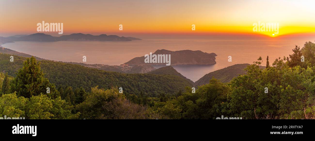 Vue sur Assos, littoral, mer et collines au coucher du soleil, Céphalonie, îles Ioniennes, îles grecques, Grèce, Europe Banque D'Images